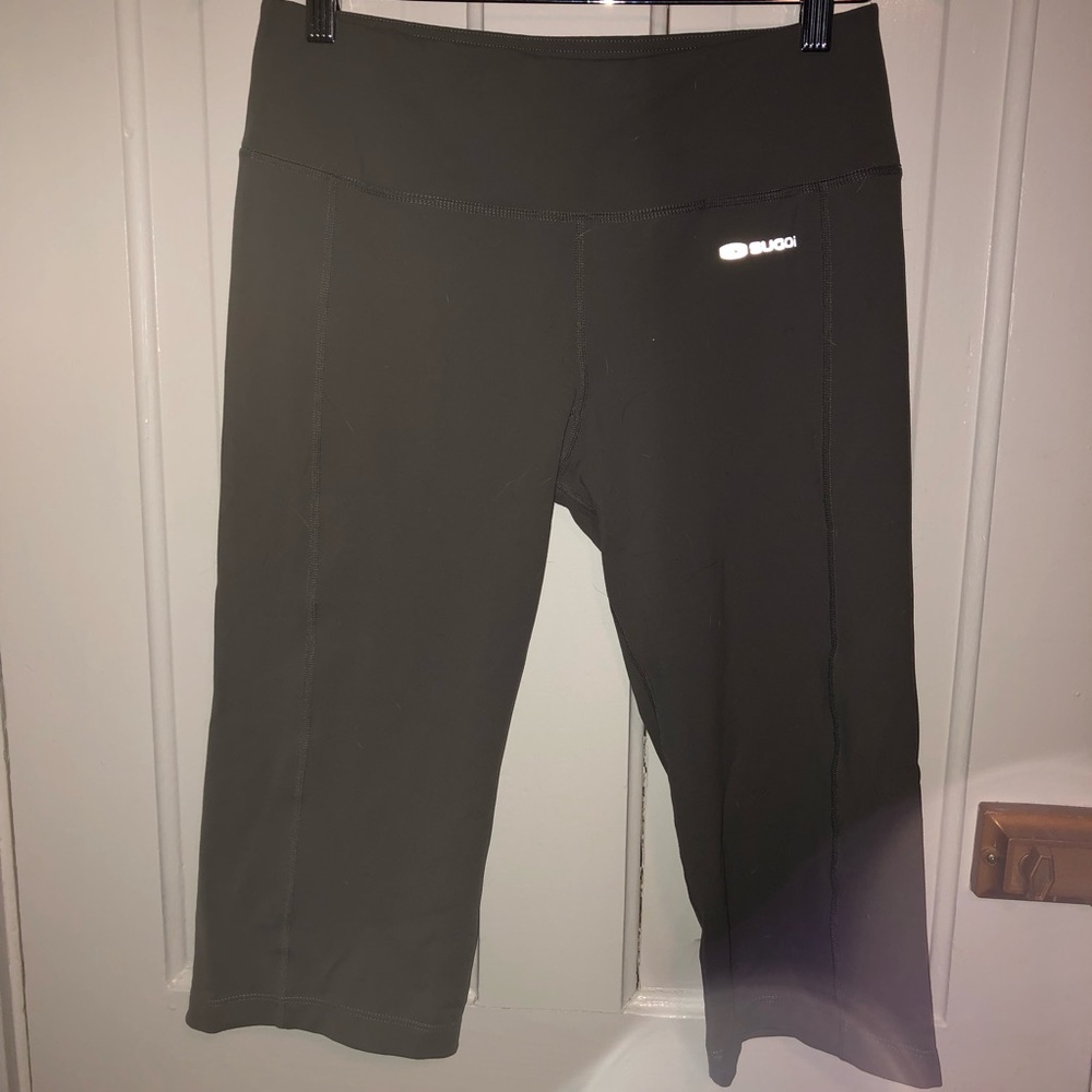 Gray Sugoi capris — great condition